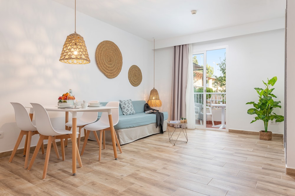 Villa Real Club Apartments — Hotel rooms in Andratx, Balearic Islands