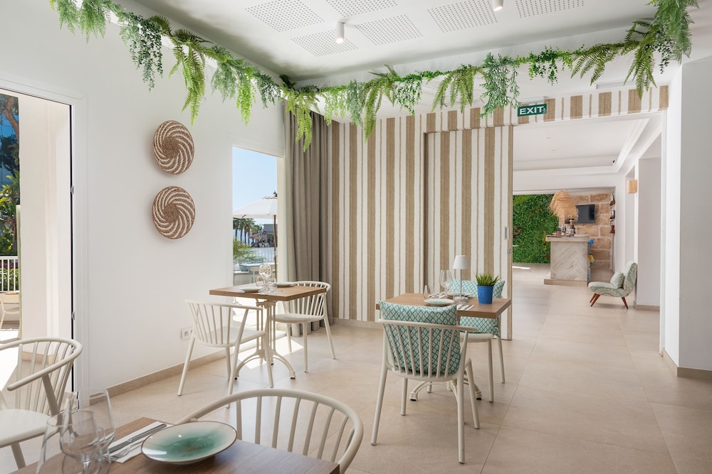Villa Real Club Apartments — Restaurant & bars in Andratx, Balearic Islands