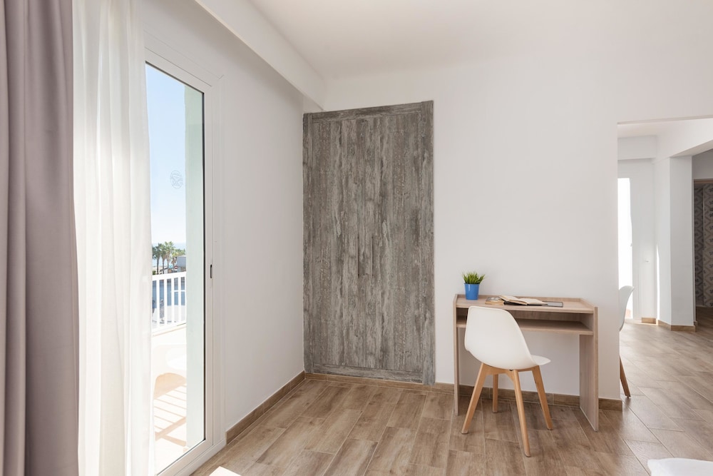 Villa Real Club Apartments — Hotel rooms in Andratx, Balearic Islands