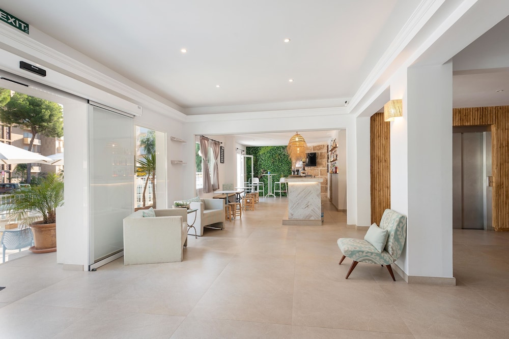 Villa Real Club Apartments — Restaurant & bars in Andratx, Balearic Islands