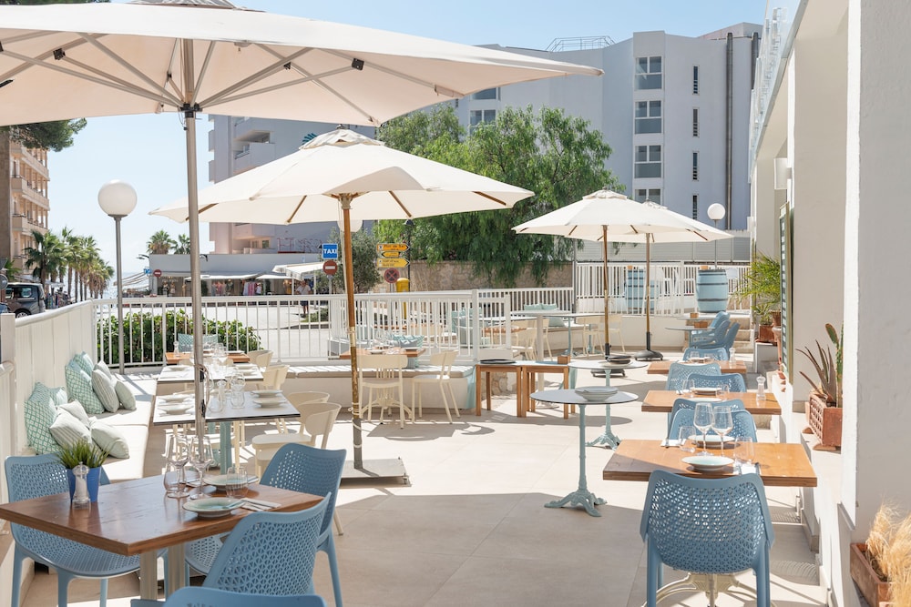 Villa Real Club Apartments — Restaurant & bars in Andratx, Balearic Islands