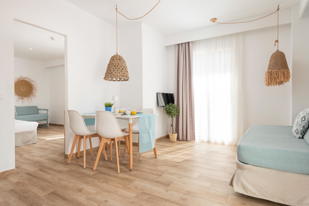Villa Real Club Apartments — Hotel rooms in Andratx, Balearic Islands