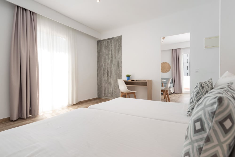 Villa Real Club Apartments — Hotel rooms in Andratx, Balearic Islands