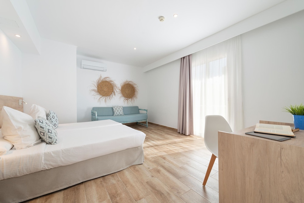 Villa Real Club Apartments — Hotel rooms in Andratx, Balearic Islands