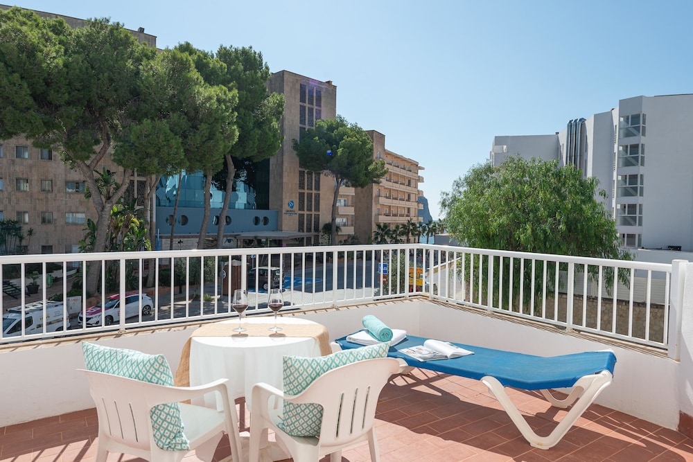Villa Real Club Apartments — Hotel building in Andratx, Balearic Islands