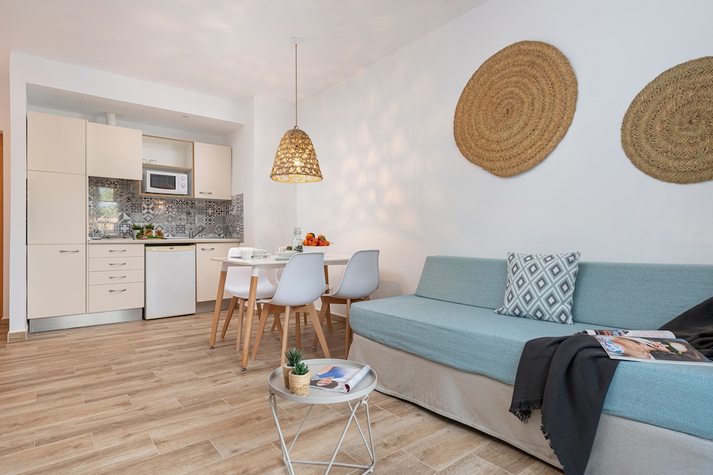 Villa Real Club Apartments — Hotel rooms in Andratx, Balearic Islands