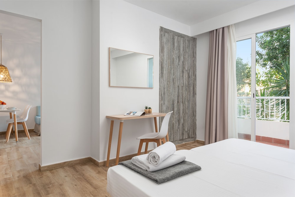 Villa Real Club Apartments — Hotel rooms in Andratx, Balearic Islands