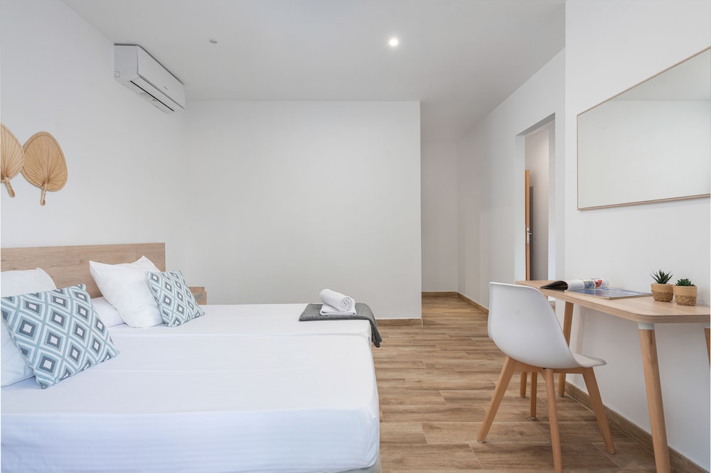 Villa Real Club Apartments — Hotel rooms in Andratx, Balearic Islands