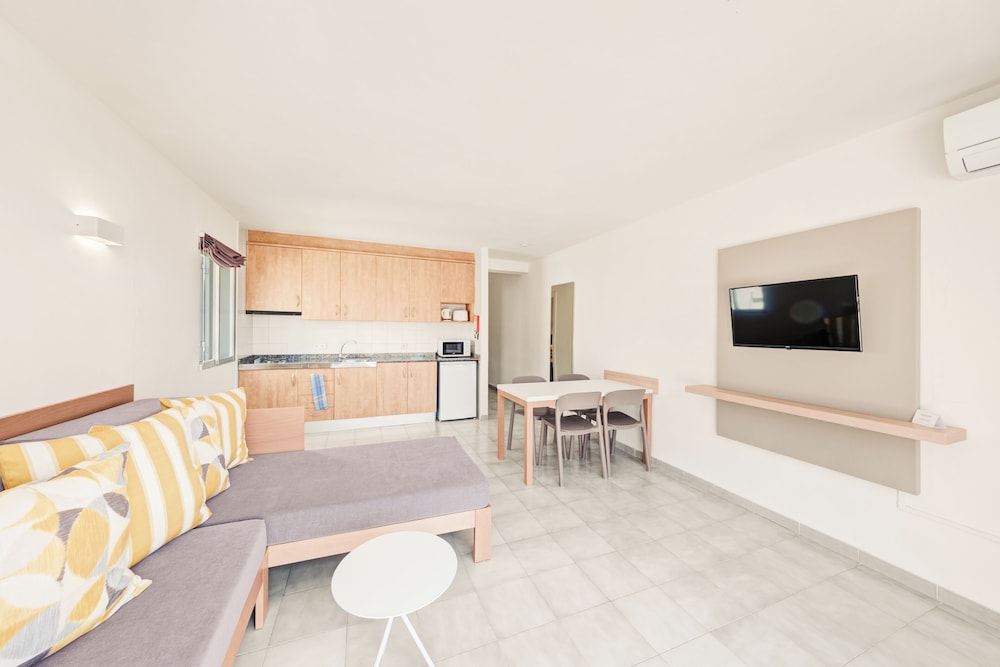 Vista Club Apartamentos — Hotel rooms in Santa Ponca, Balearic Islands