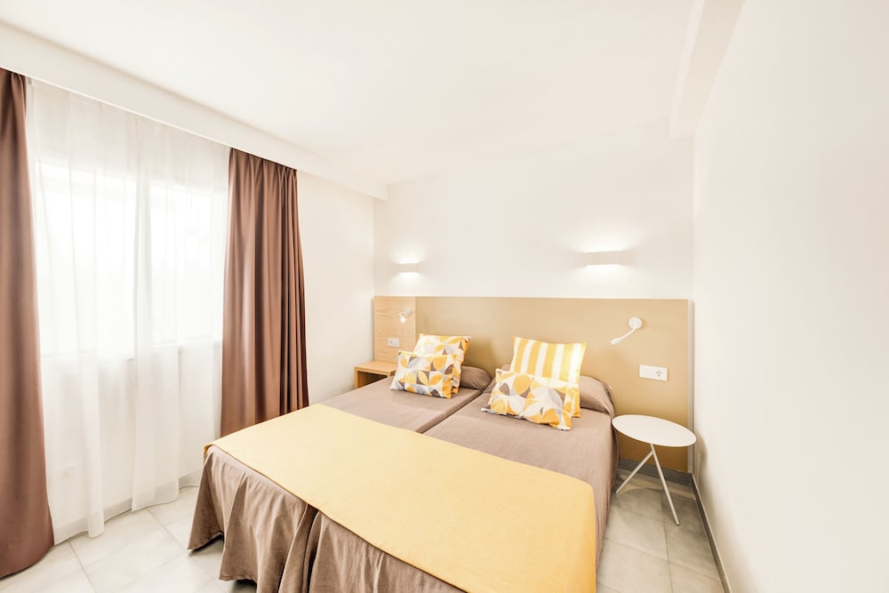 Vista Club Apartamentos — Hotel rooms in Santa Ponca, Balearic Islands
