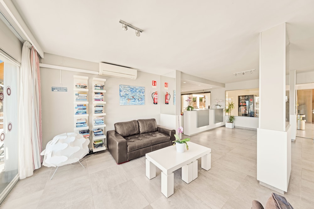 Vista Club Apartamentos — Hotel building in Santa Ponca, Balearic Islands
