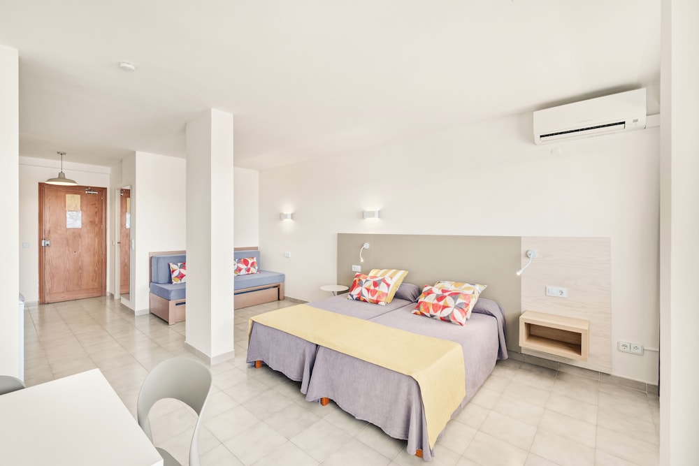 Vista Club Apartamentos — Hotel rooms in Santa Ponca, Balearic Islands