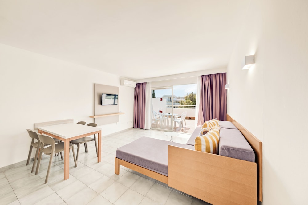 Vista Club Apartamentos — Hotel rooms in Santa Ponca, Balearic Islands