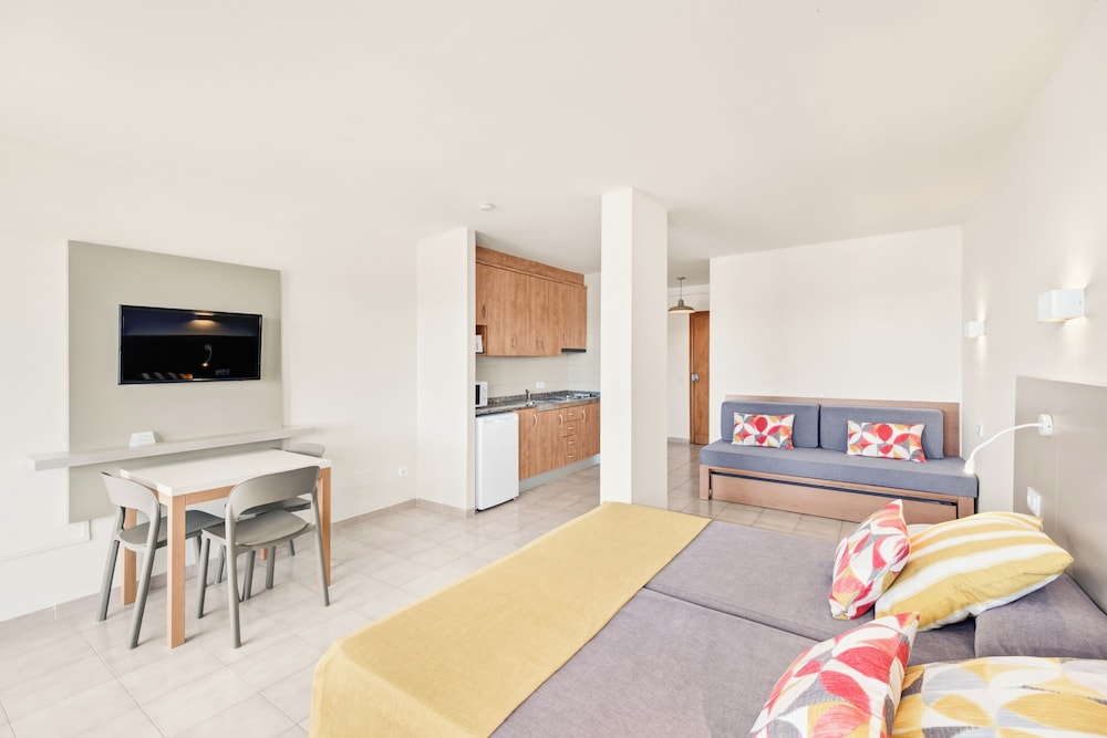 Vista Club Apartamentos — Hotel rooms in Santa Ponca, Balearic Islands