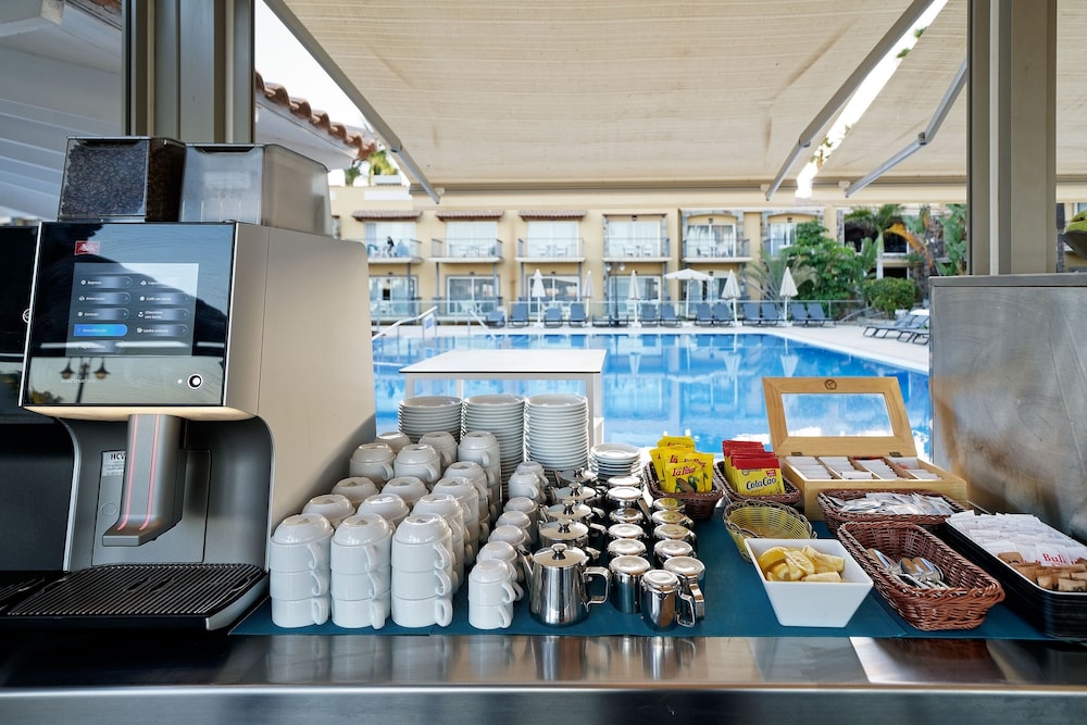 Bull Vital Suites & Spa Boutique Hotel - Only Adults — Swimming pool in Playa del Ingles, Canary Islands