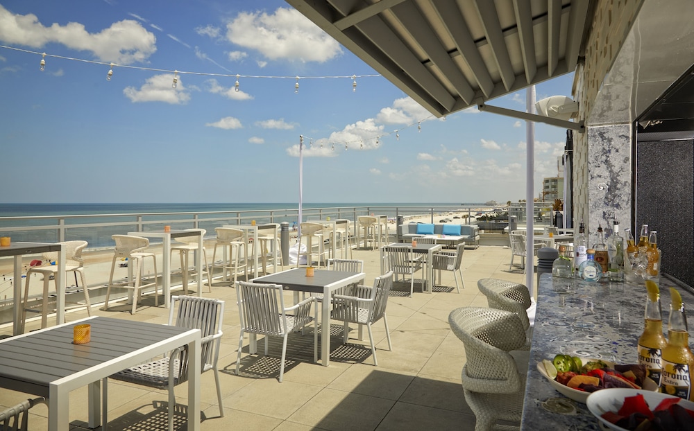 Hard Rock Hotel Daytona Beach — Restaurant & bars in Daytona Beach, Florida