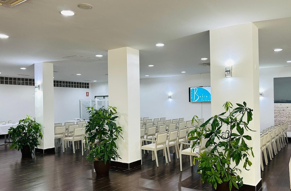 Hotel Bahia Serena — Hotel building in Roquetas de Mar, Andalusia