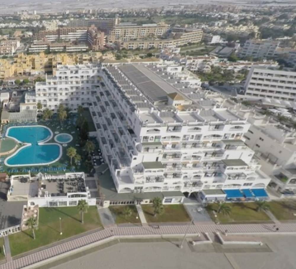 Hotel Bahia Serena — Hotel building in Roquetas de Mar, Andalusia