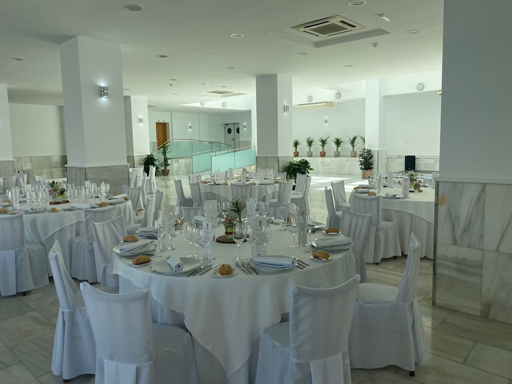 Hotel Bahia Serena — Hotel building in Roquetas de Mar, Andalusia