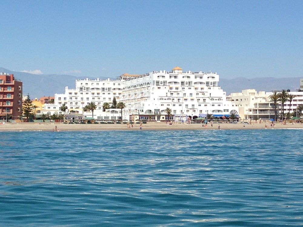 Hotel Bahia Serena — Hotel building in Roquetas de Mar, Andalusia