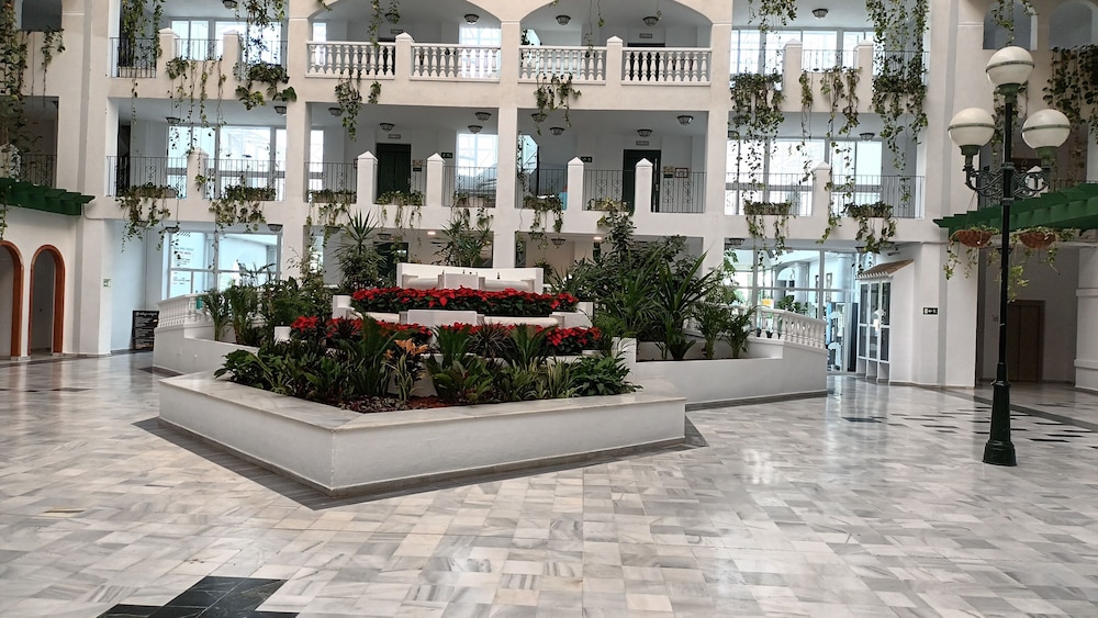 Hotel Bahia Serena — Hotel building in Roquetas de Mar, Andalusia