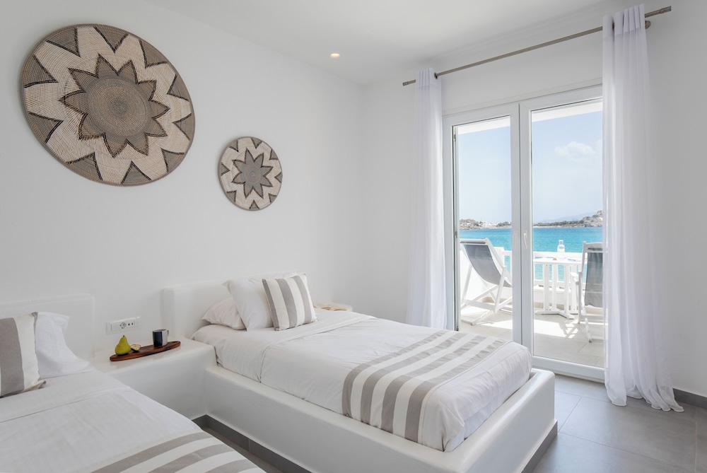 Acrogiali Beachfront Hotel — Hotel rooms in Plati Gialos, South Aegean
