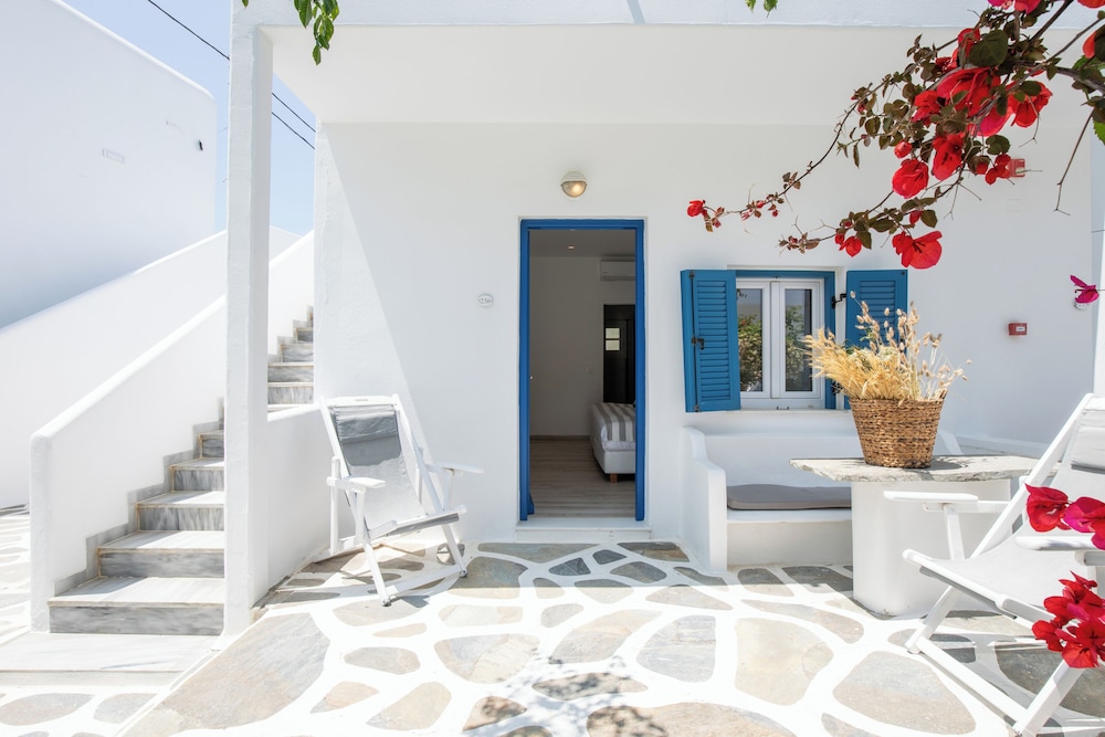 Acrogiali Beachfront Hotel — Hotel building in Plati Gialos, South Aegean
