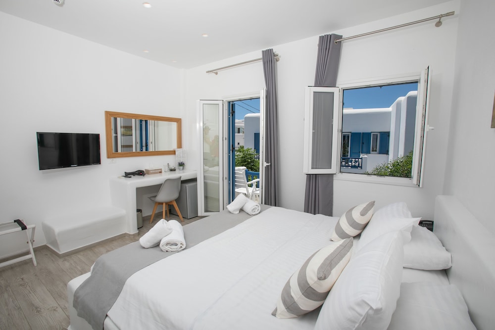 Acrogiali Beachfront Hotel — Hotel rooms in Plati Gialos, South Aegean