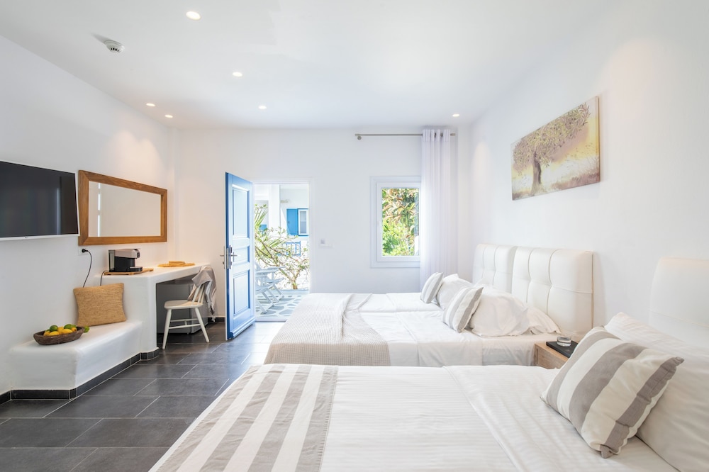 Acrogiali Beachfront Hotel — Hotel rooms in Plati Gialos, South Aegean