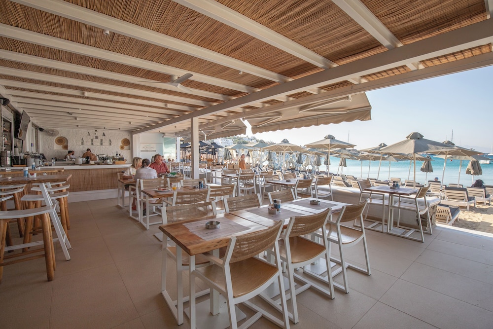 Acrogiali Beachfront Hotel — Restaurant & bars in Plati Gialos, South Aegean