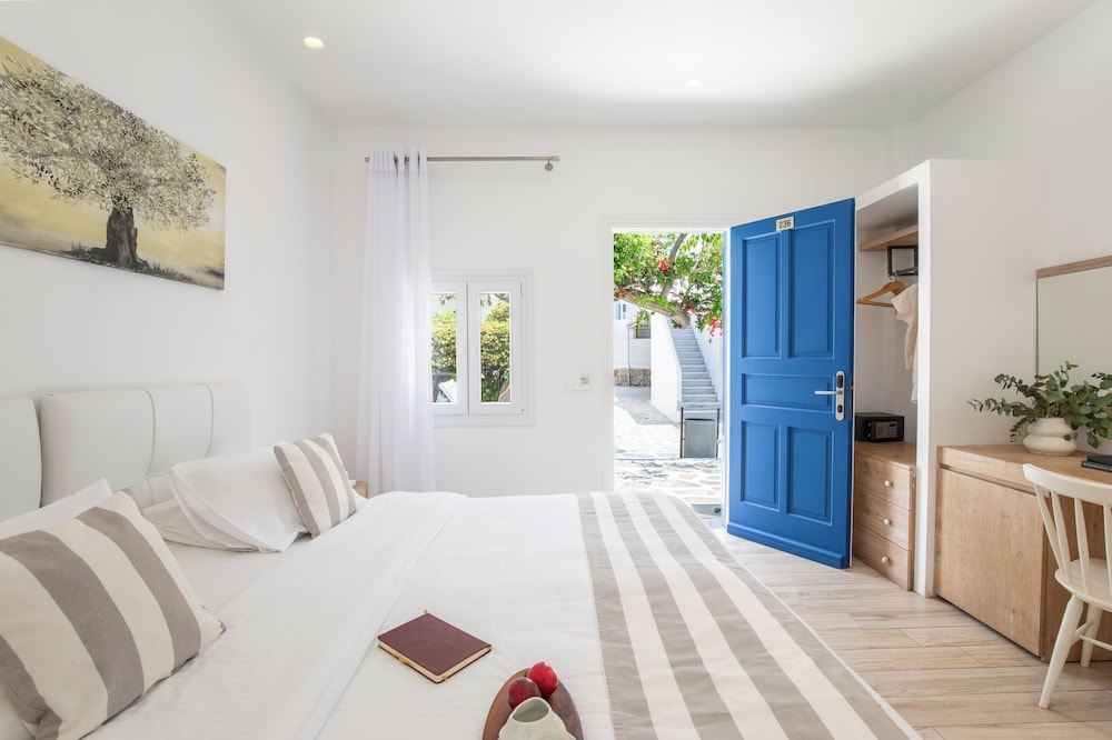 Acrogiali Beachfront Hotel — Hotel rooms in Plati Gialos, South Aegean