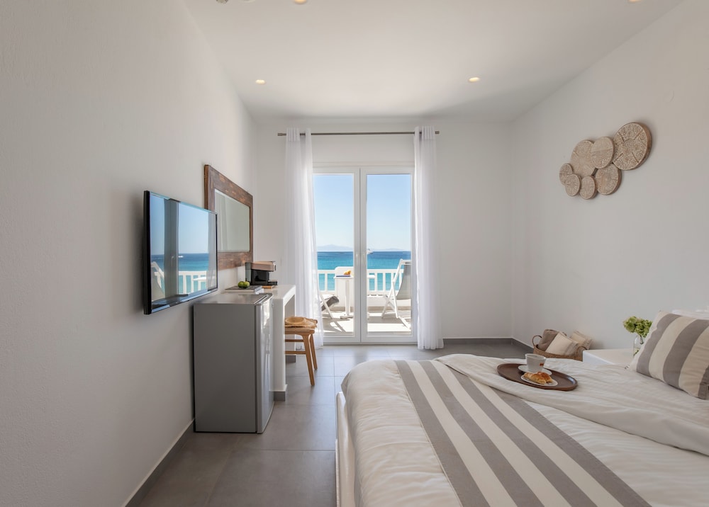 Acrogiali Beachfront Hotel — Hotel rooms in Plati Gialos, South Aegean