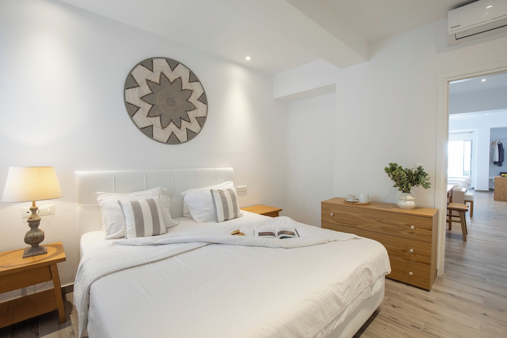 Acrogiali Beachfront Hotel — Hotel rooms in Plati Gialos, South Aegean