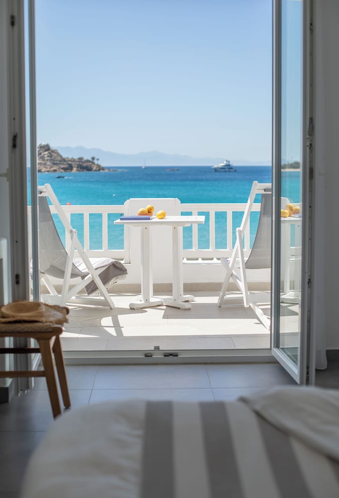 Acrogiali Beachfront Hotel — Hotel rooms in Plati Gialos, South Aegean