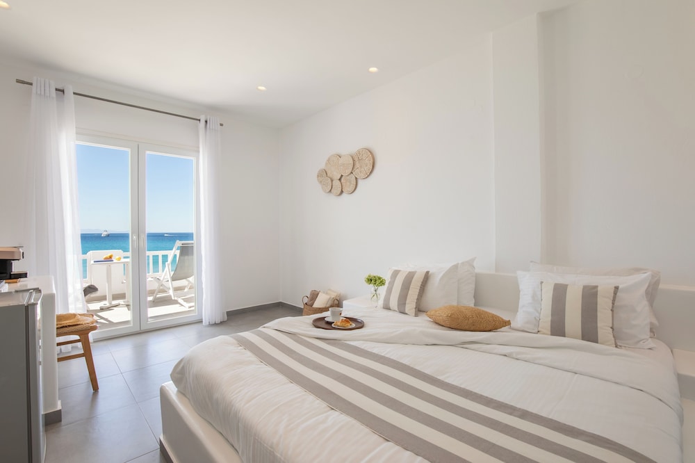 Acrogiali Beachfront Hotel — Hotel rooms in Plati Gialos, South Aegean
