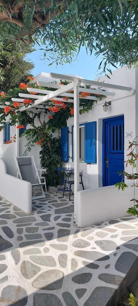 Acrogiali Beachfront Hotel — Hotel building in Plati Gialos, South Aegean