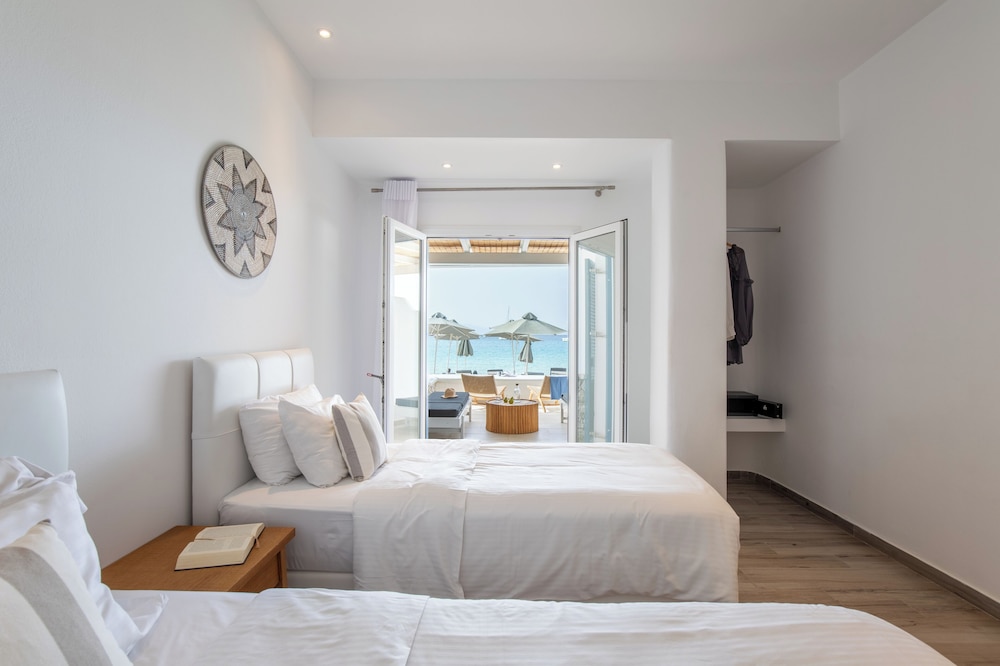 Acrogiali Beachfront Hotel — Hotel rooms in Plati Gialos, South Aegean
