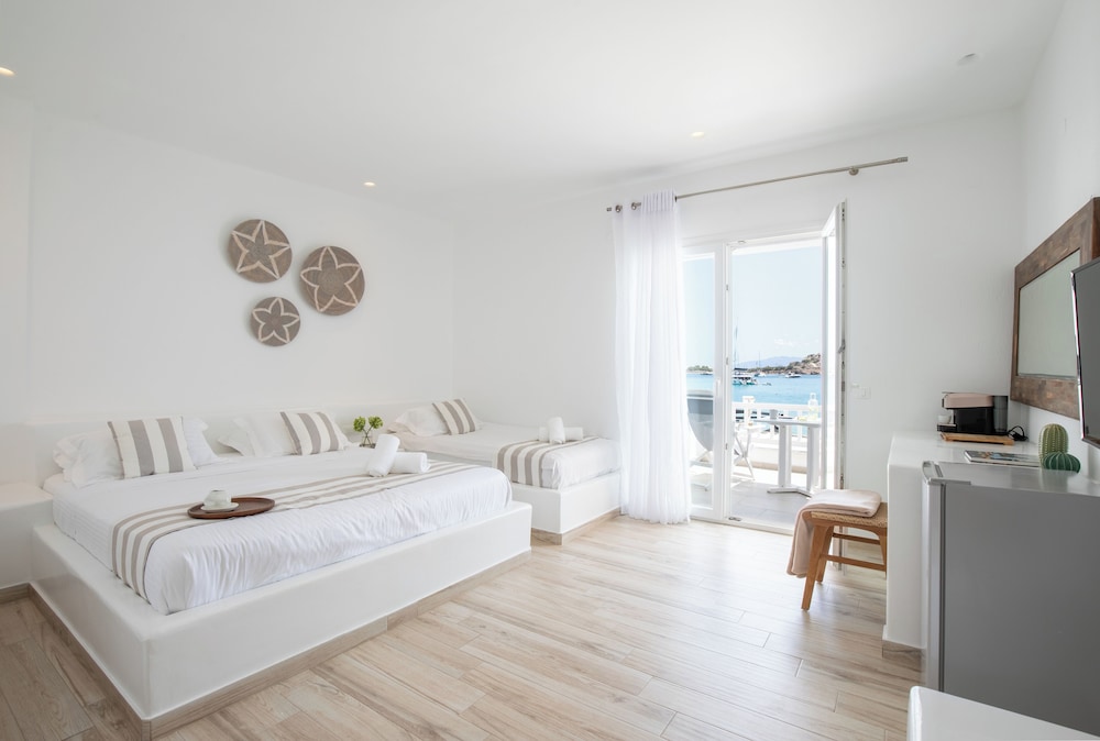 Acrogiali Beachfront Hotel — Hotel rooms in Plati Gialos, South Aegean
