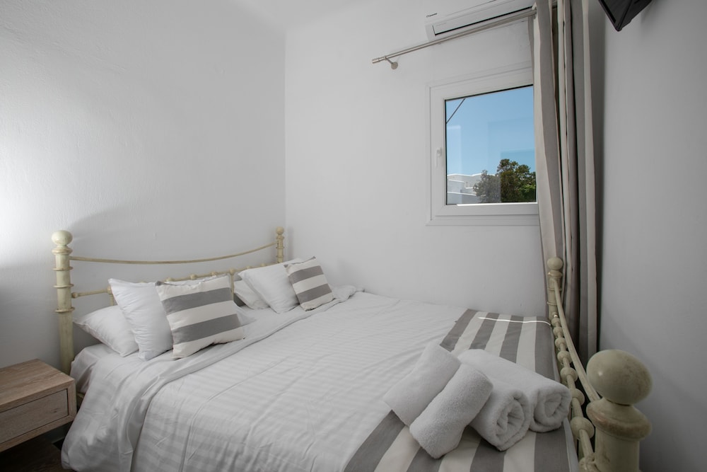 Acrogiali Beachfront Hotel — Hotel rooms in Plati Gialos, South Aegean