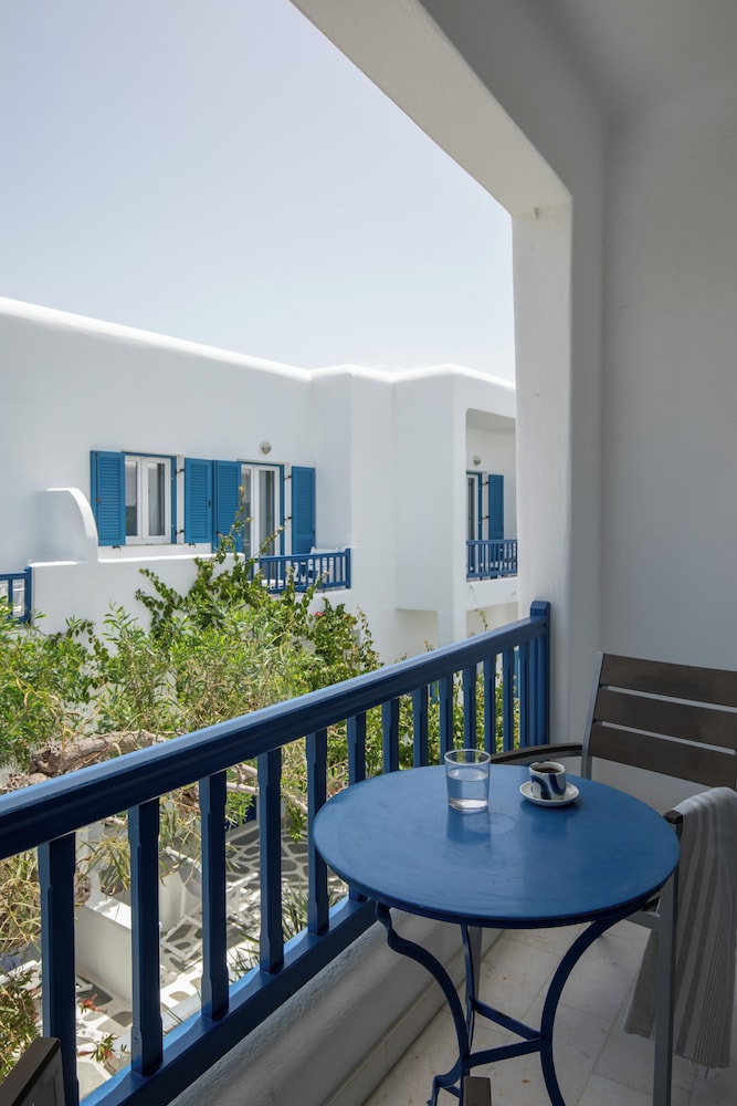 Acrogiali Beachfront Hotel — Hotel building in Plati Gialos, South Aegean