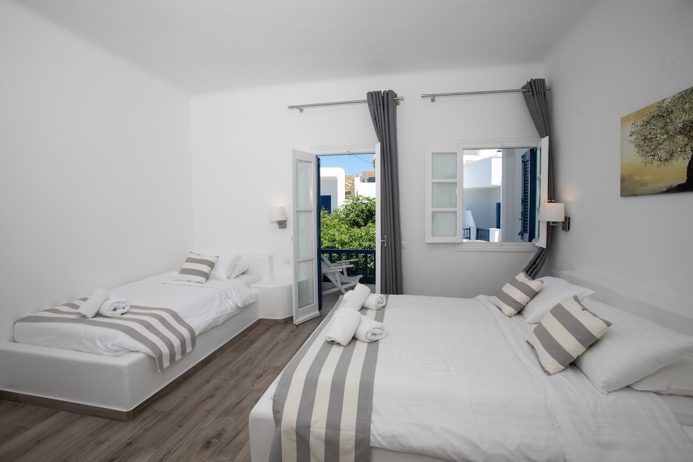 Acrogiali Beachfront Hotel — Hotel rooms in Plati Gialos, South Aegean