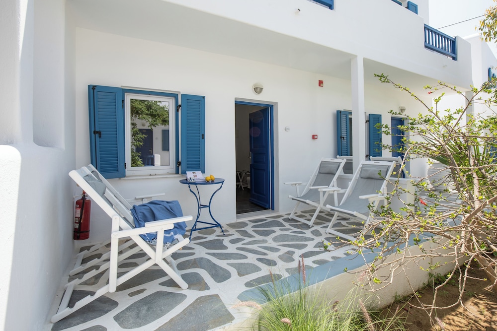 Acrogiali Beachfront Hotel — Hotel building in Plati Gialos, South Aegean