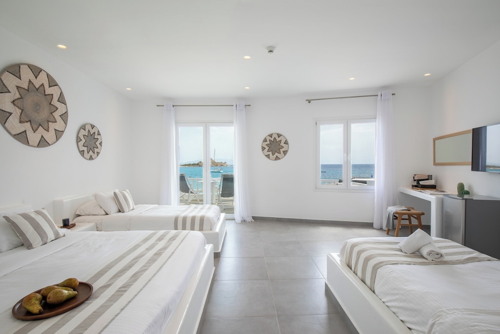 Acrogiali Beachfront Hotel — Hotel rooms in Plati Gialos, South Aegean