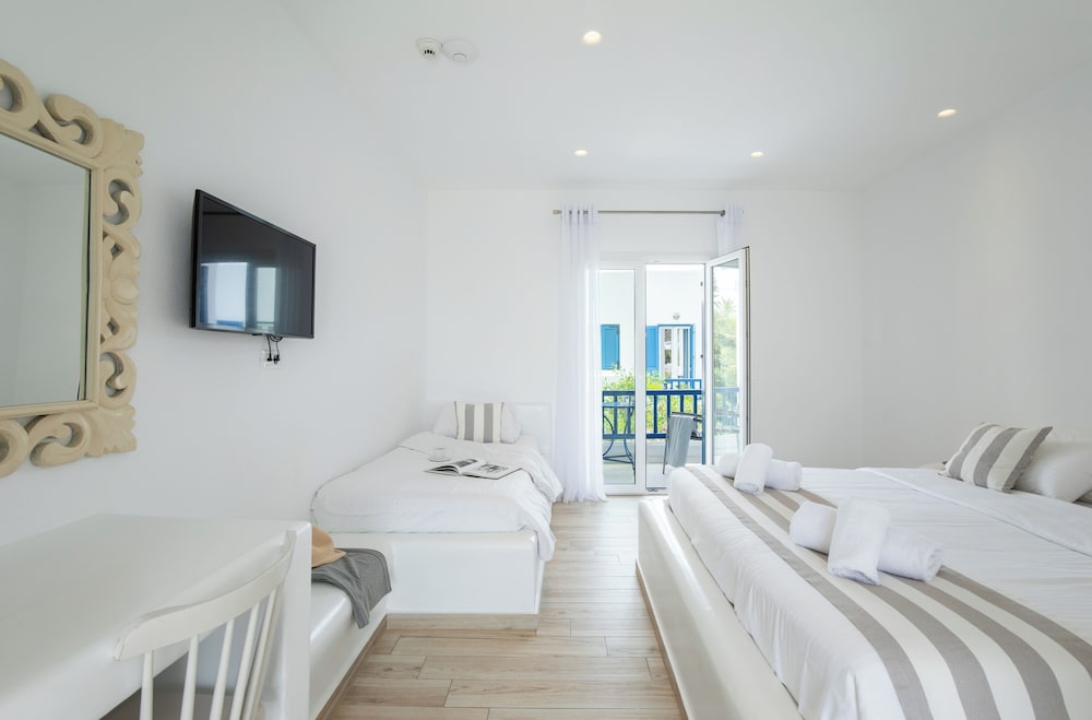 Acrogiali Beachfront Hotel — Hotel rooms in Plati Gialos, South Aegean