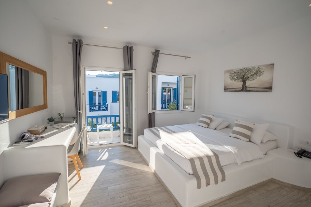 Acrogiali Beachfront Hotel — Hotel rooms in Plati Gialos, South Aegean
