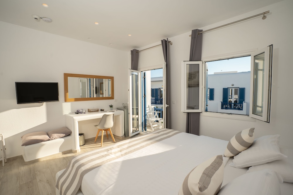 Acrogiali Beachfront Hotel — Hotel rooms in Plati Gialos, South Aegean