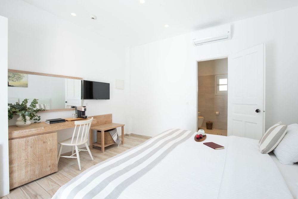 Acrogiali Beachfront Hotel — Hotel rooms in Plati Gialos, South Aegean