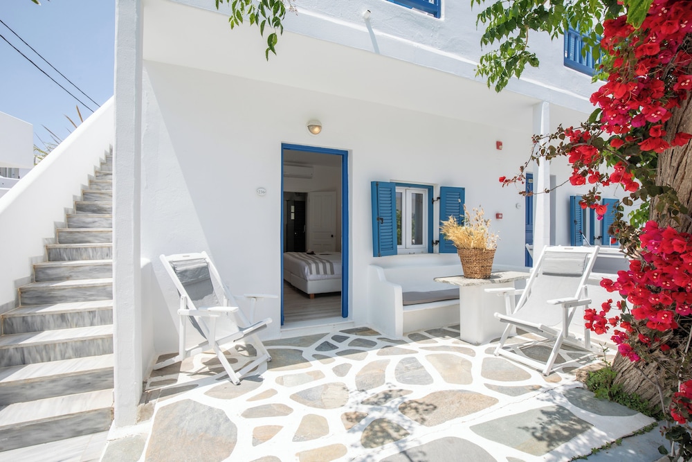 Acrogiali Beachfront Hotel — Hotel rooms in Plati Gialos, South Aegean