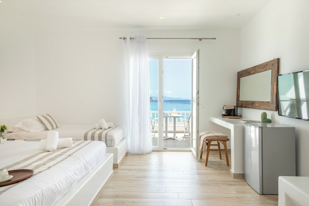 Acrogiali Beachfront Hotel — Hotel rooms in Plati Gialos, South Aegean