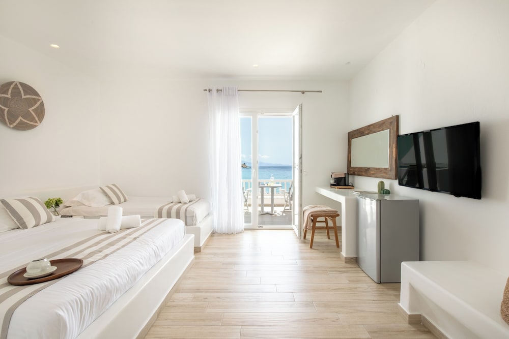 Acrogiali Beachfront Hotel — Hotel rooms in Plati Gialos, South Aegean